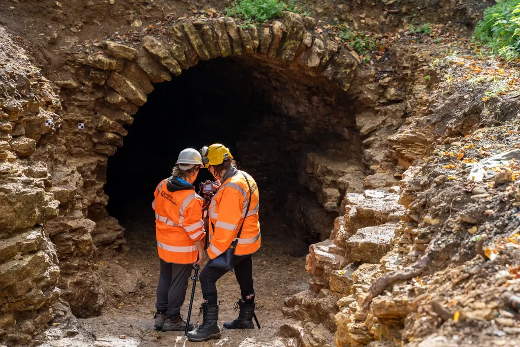 Wessex-Archaeology-Geomaticians-Sally-and-Roberta-undertake-a-photogrammetric-survey-of-Beckfords-Tower-grotto-tunnel