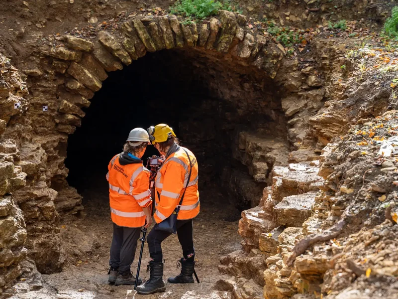 Wessex-Archaeology-Geomaticians-Sally-and-Roberta-undertake-a-photogrammetric-survey-of-Beckfords-Tower-grotto-tunnel